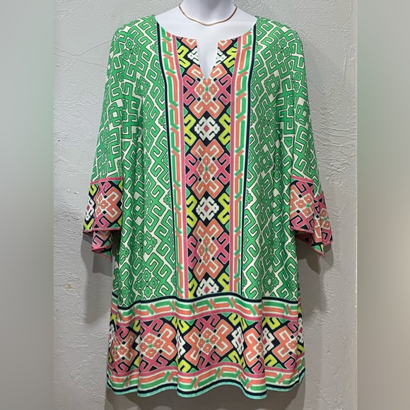 crown & ivy Dresses & Skirts - Crown & Ivy Women’s Green and Pink Geometric Print Shift Dress 24W